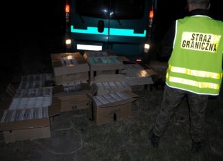 На кордоні затримали українців, які переправляли сигарети через річку
