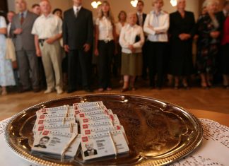 У Польщі 15 тисяч українців з Картою поляка отримали вид на проживання