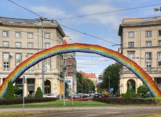 На площу Спасителя в Варшаві повертається веселка