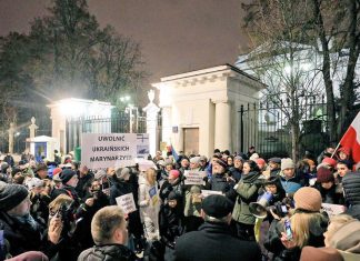 «Зупинимо війну» – у Варшаві пройшов мирний мітинг