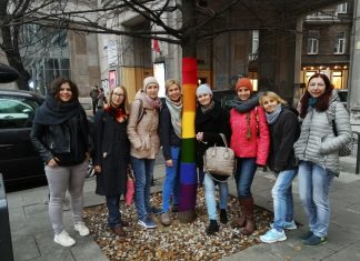Єдиний у Варшаві сквер з декорованими деревами