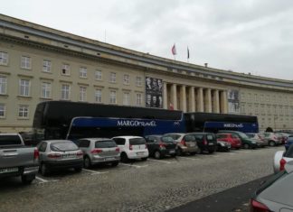 Ужонд во Вроцлаве заблокировали автобусами из-за несвоевременной выдачи карт побыта украинцам
